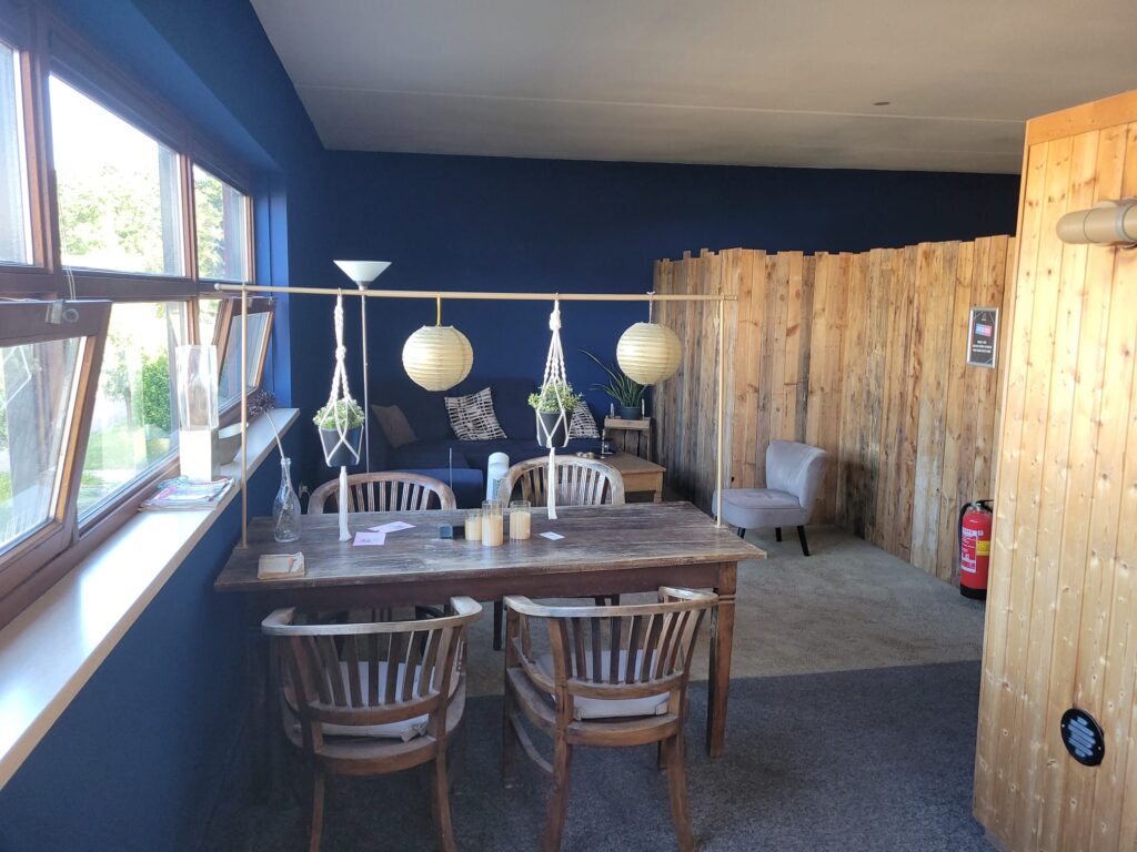 Loungehoek met banken waar leden ontspannen met een kopje koffie of thee