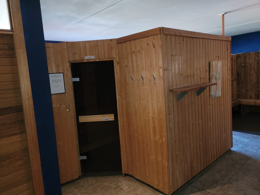 Overzicht van het wellnesscentrum van Rebuild Your Lifestyle met sauna's en loungeruimte